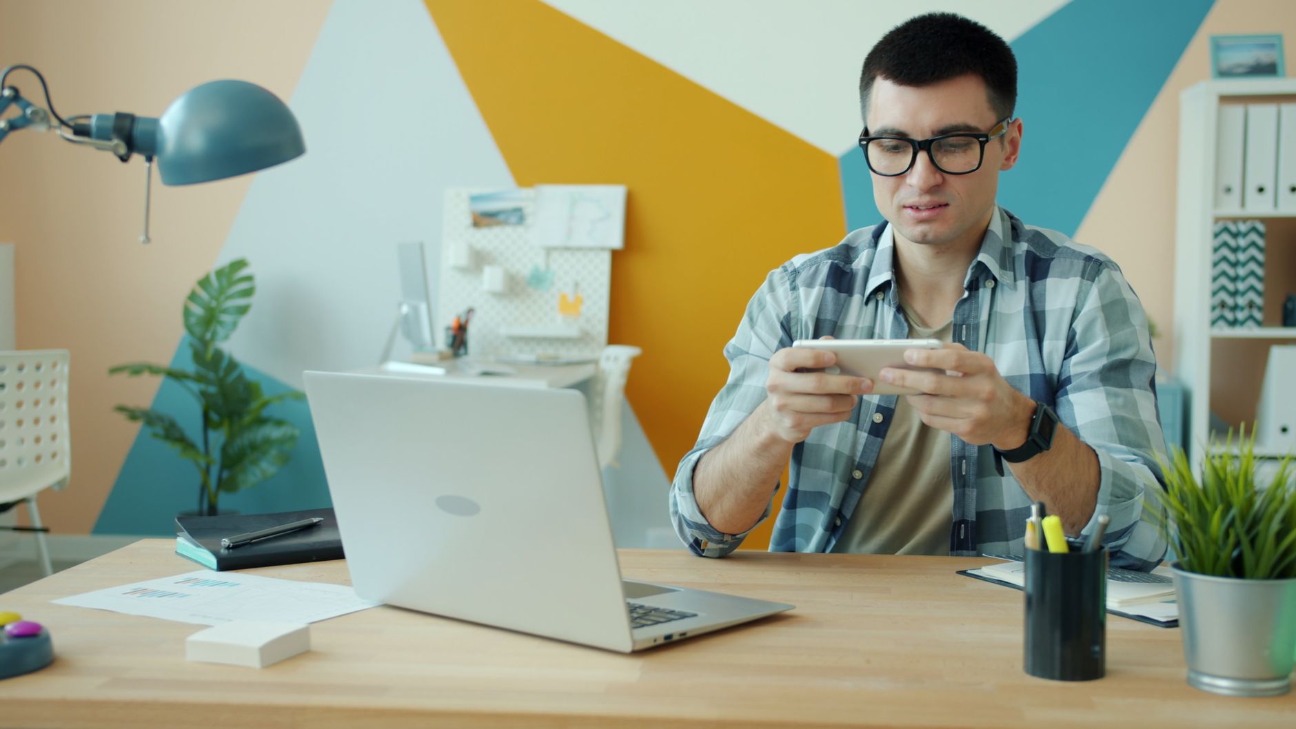 Person viewing Trustpilot reviews for online pokies on a laptop