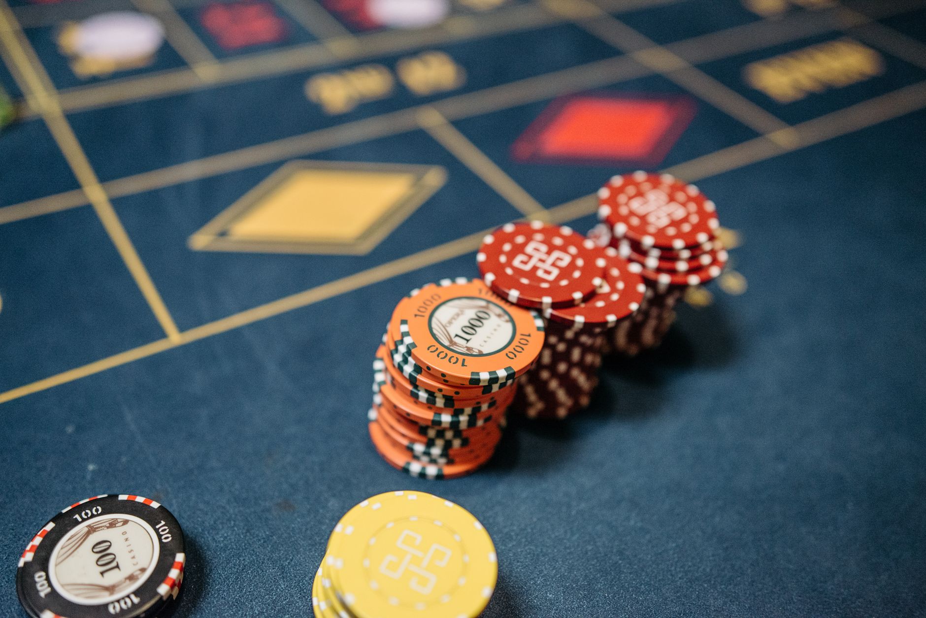 Richterhammer neben Casino-Chips und Spielkarten